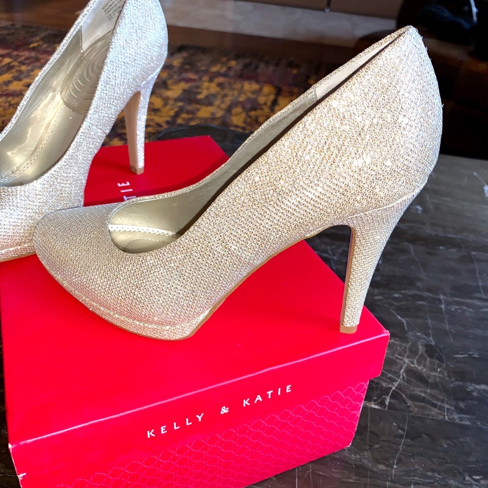GORGEOUS GOLD Glitter pumps. 7.5